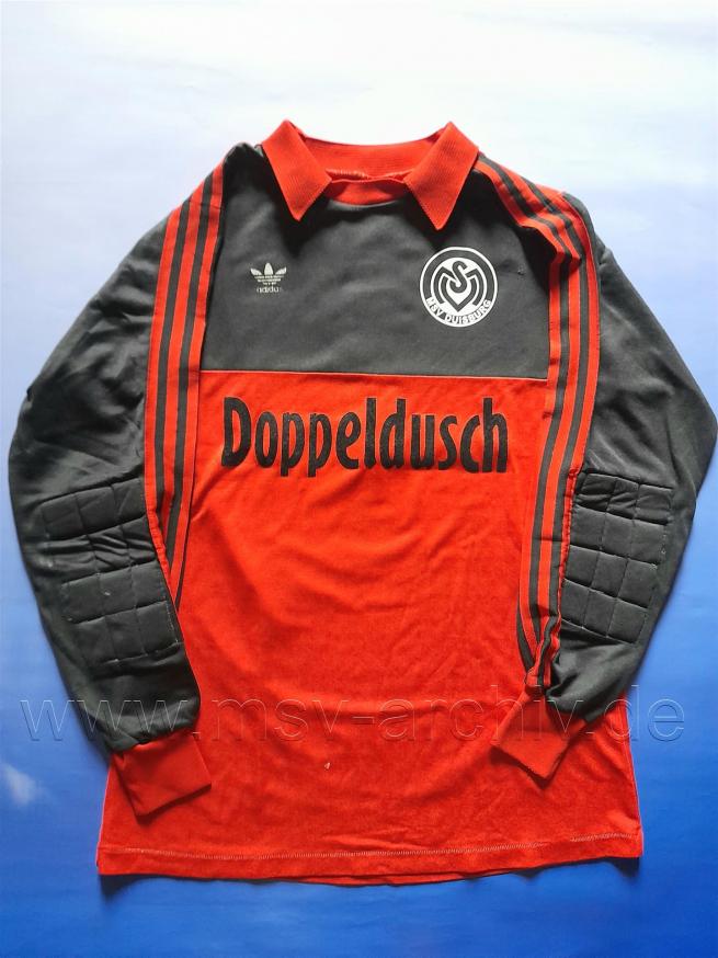 198182_8.1_Ausrüster Adidas_Sponsor Doppeldusch_Nr. 1 (Schreiner)